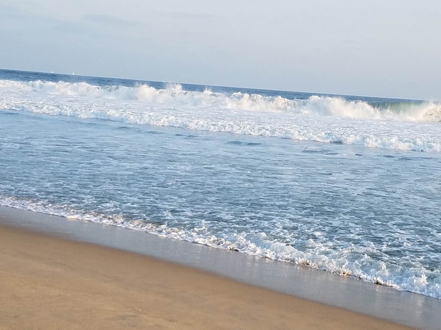 Photo Godzilla walking through the ocean